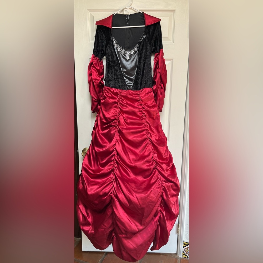 Vampiress Halloween costume. New. Never worn